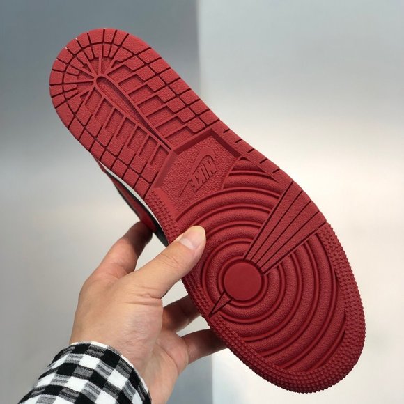Athletic_Shoes